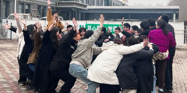 أشخاص يلعبون الألعاب في منطقة واسعة