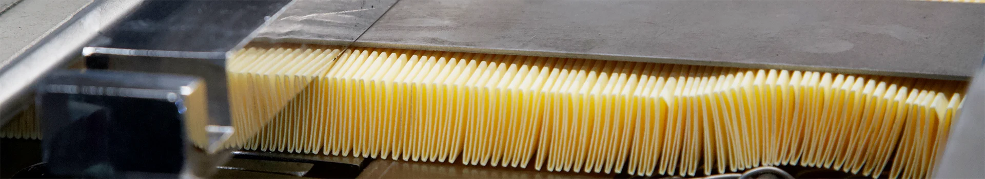 الآلات تطوي ورق الترشيح.