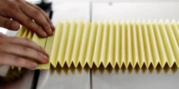 The cutting machine cuts air filter paper.