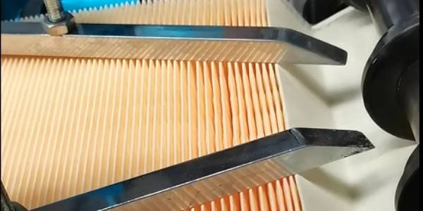 The pleating machine is pleating the air filter paper