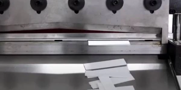 Slitting machine for edge material cutting