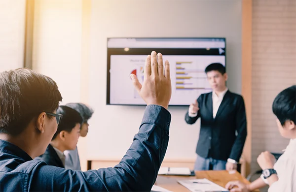 يخضع الموظفون للتدريب على الأعمال التجارية.