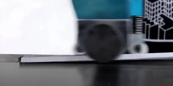 The slitting machine is slitting the filter paper.