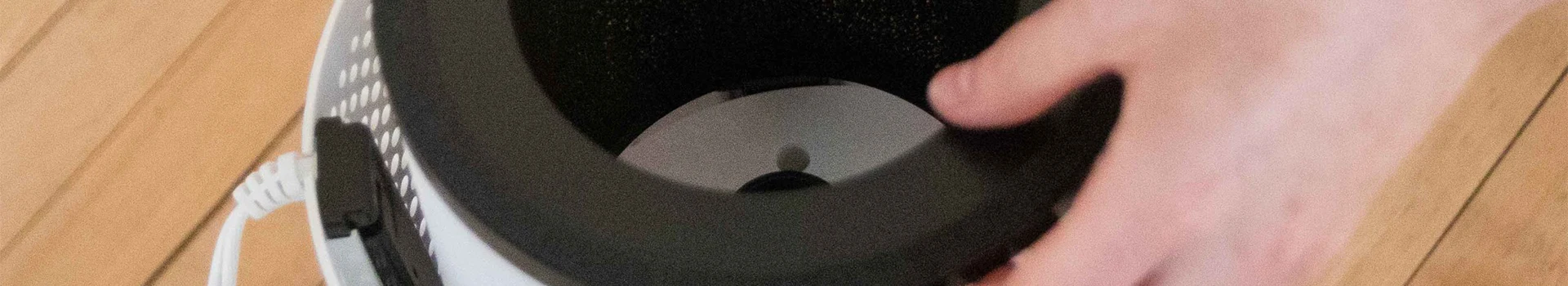 Замените воздушный фильтр в домашнем очистителе воздуха.