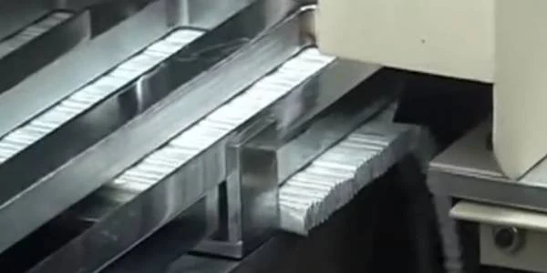 The mesh edge trimming machine is trimming the filter paper.
