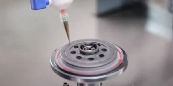 Automatic sealing and gluing machine applies adhesive to the cover plate.