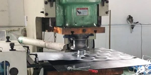 The automatic stretching machine is used for housing production.