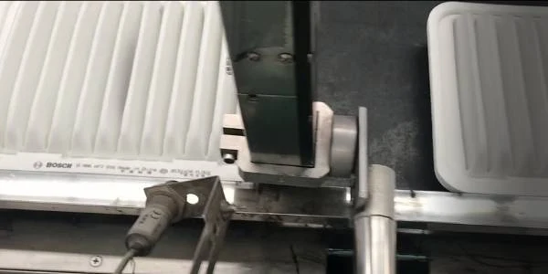 Print on the filter element with a printing machine.