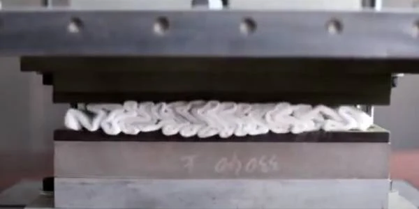  Filter element thermal bonding machine performs thermal fusion on the filter element.