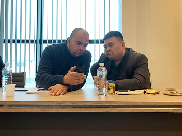 Two people are communicating.